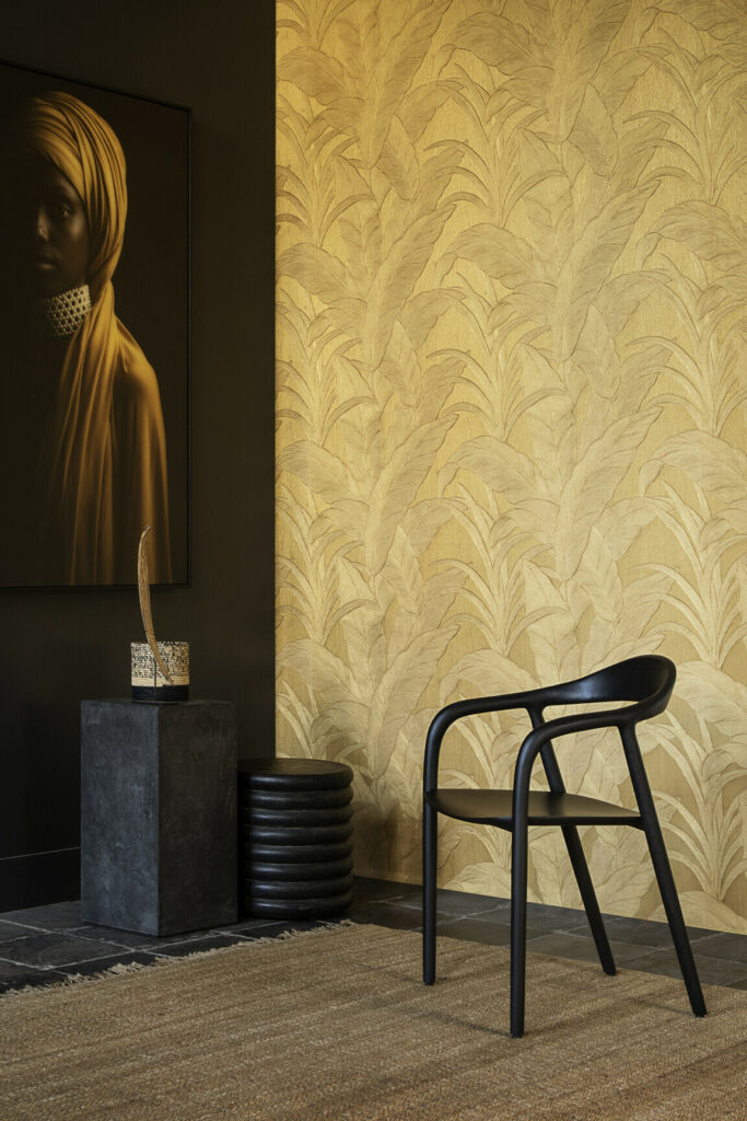 Arte Monsoon 20 Musa behang in kleur Gold Leaf (75004B) - Interieur impressie