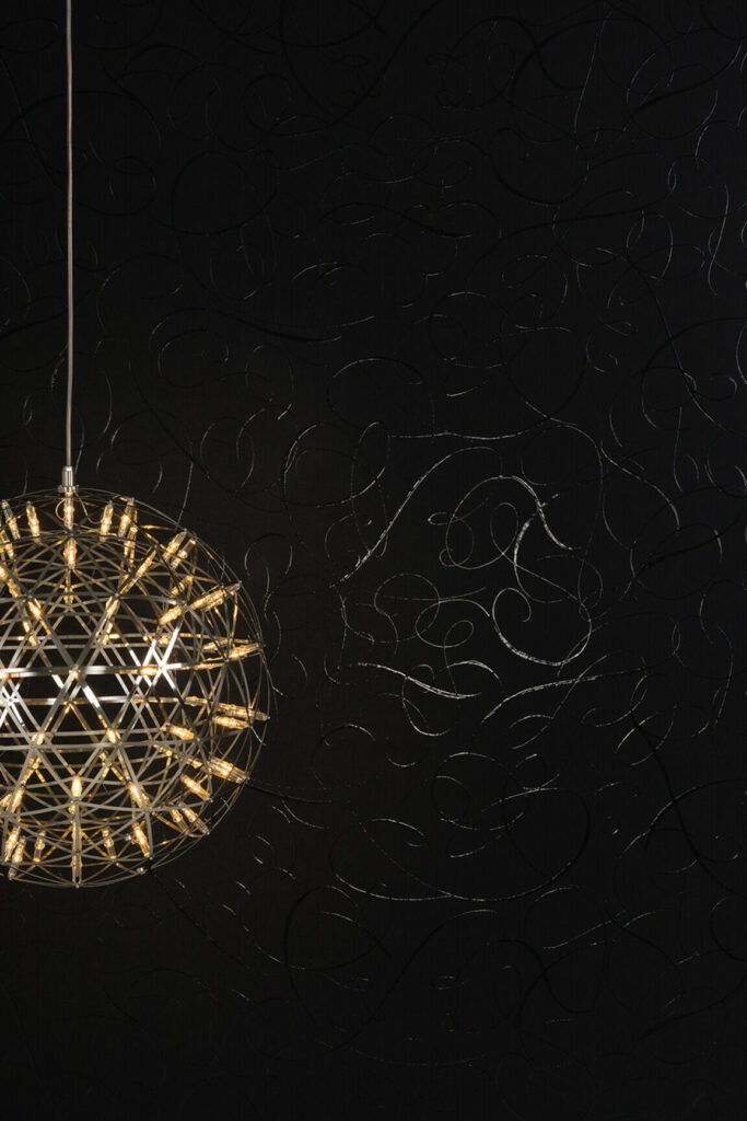 Moooi wallcovering extinct animals Calligraphy bird behang in kleur Midnight (MO2011) - Interieur impressie