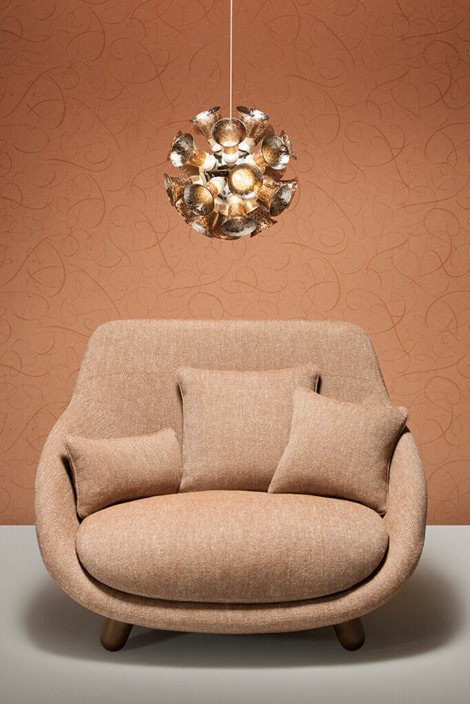 Moooi wallcovering extinct animals Calligraphy bird behang in kleur Blossom (MO2013) - Interieur impressie