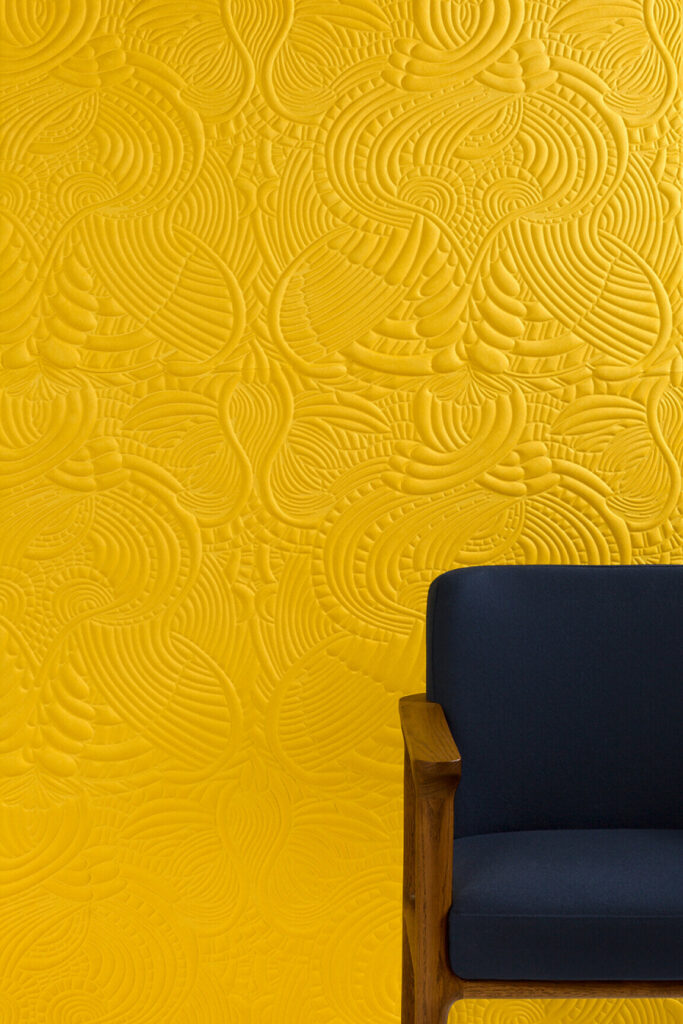 Moooi wallcovering extinct animals Dodo pavone behang in kleur Yolk (MO2093) - Interieur impressie