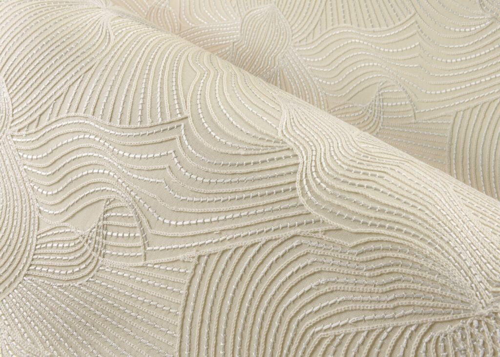 Moooi wallcovering green house Techno bee embroidered behang (MO5040) - Sfeerbeeld