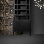 Moooi wallcovering memento moooi Golden tiger behang in kleur Ebony (MO4040) - Interieur impressie