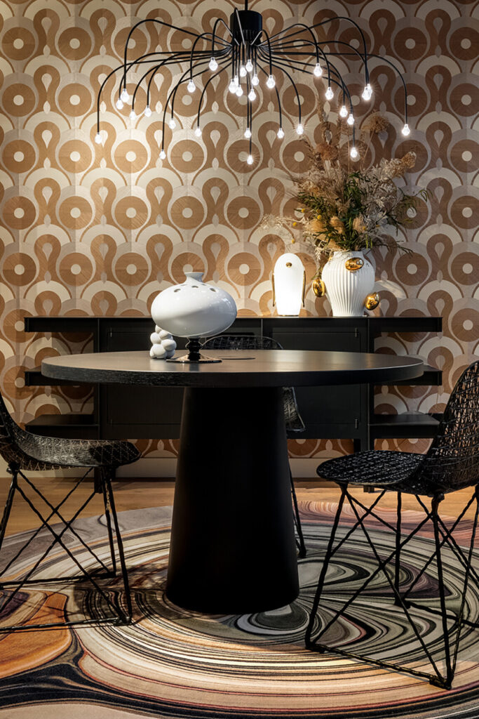 Moooi wallcovering memento moooi Queen cobra behang in kleur Powder (MO4011) - Interieur impressie