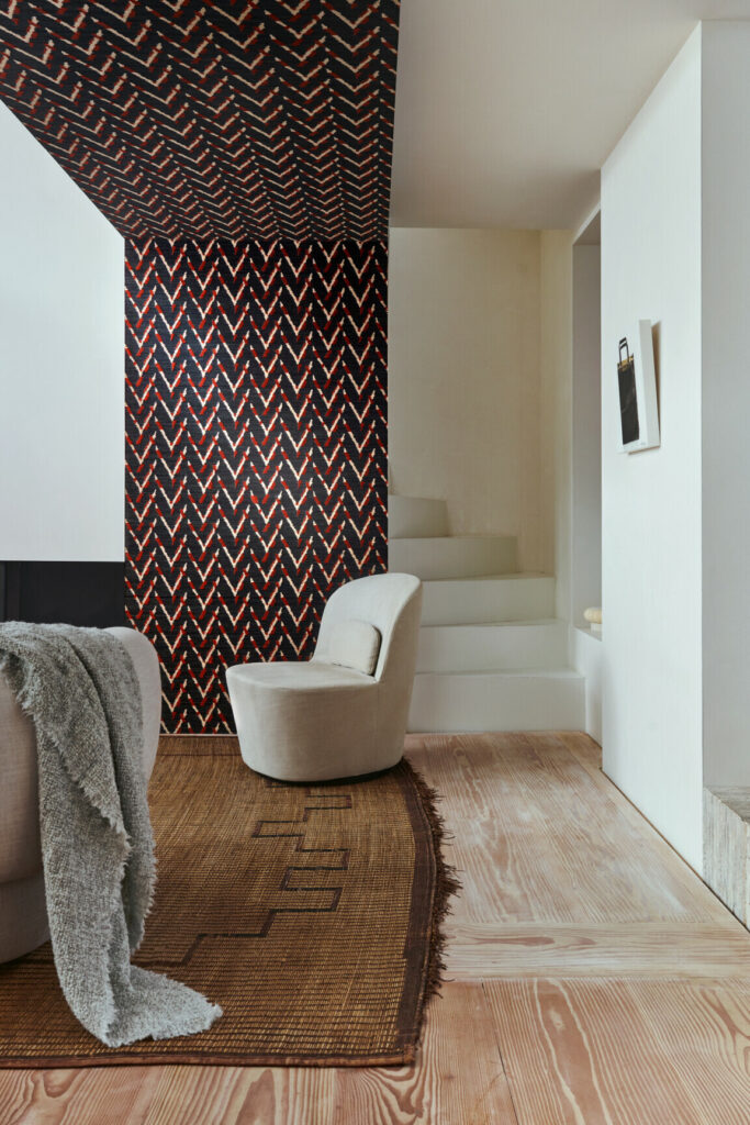 Arte Osmanthus Chasu behang in kleur Rich Red (54511) - Interieur impressie