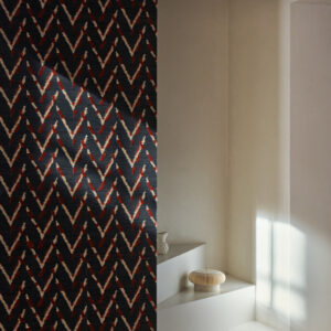 Arte Osmanthus Chasu behang in kleur Rich Red (54511) - Interieur impressie