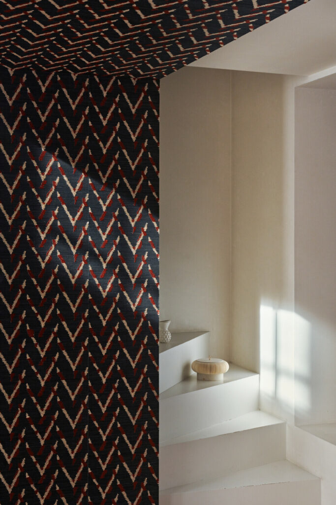 Arte Osmanthus Chasu behang in kleur Rich Red (54511) - Interieur impressie