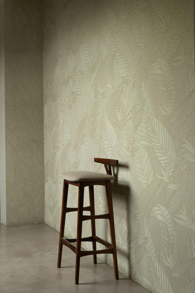 Arte Tali Strelitzia behang in kleur Olive (60740) - Interieur impressie