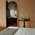 Arte Tali Strelitzia behang in kleur Camel (60745) - Interieur impressie