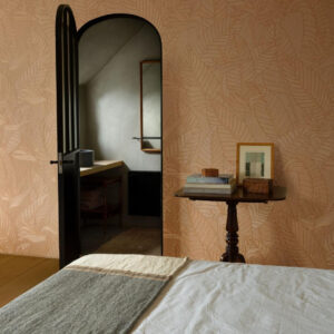 Arte Tali Strelitzia behang in kleur Camel (60745) - Interieur impressie