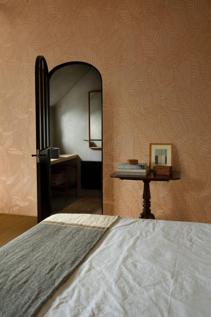 Arte Tali Strelitzia behang in kleur Camel (60745) - Interieur impressie