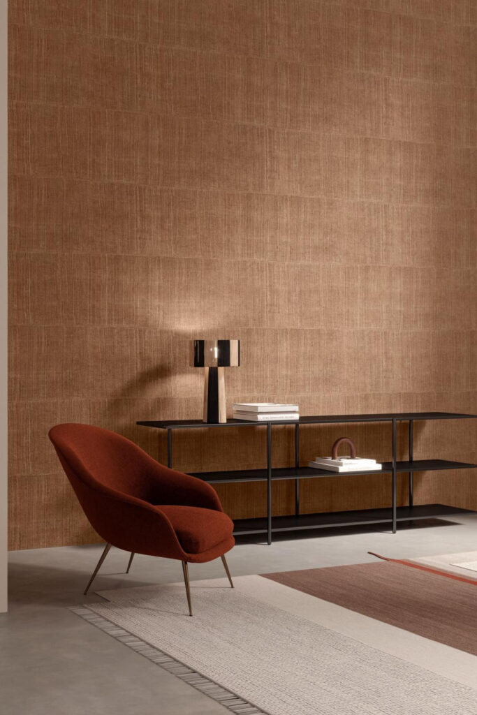 Arte Textura ignis Katan silk behang in kleur Tawny (11526A) - Interieur impressie