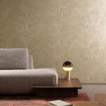 Arte Textura ignis Mauna behang in kleur Warm Grey (81512A) - Interieur impressie
