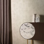 Arte Textura ignis Tamba behang in kleur Pebble (60724A) - Interieur impressie