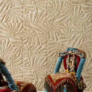 Arte Yala Monstera behang in kleur Clay (43020) - Interieur impressie