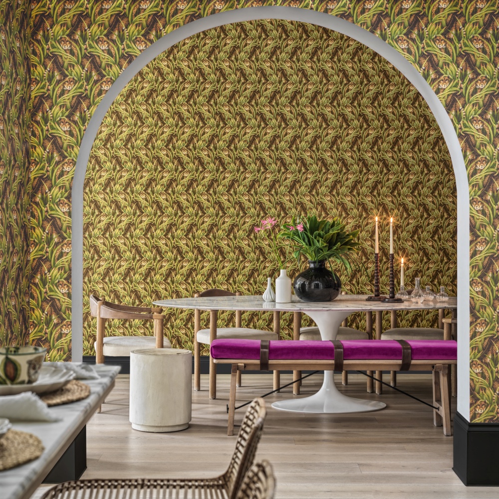 het sfeer behang Cheetah Prowl in groen goud cole and son