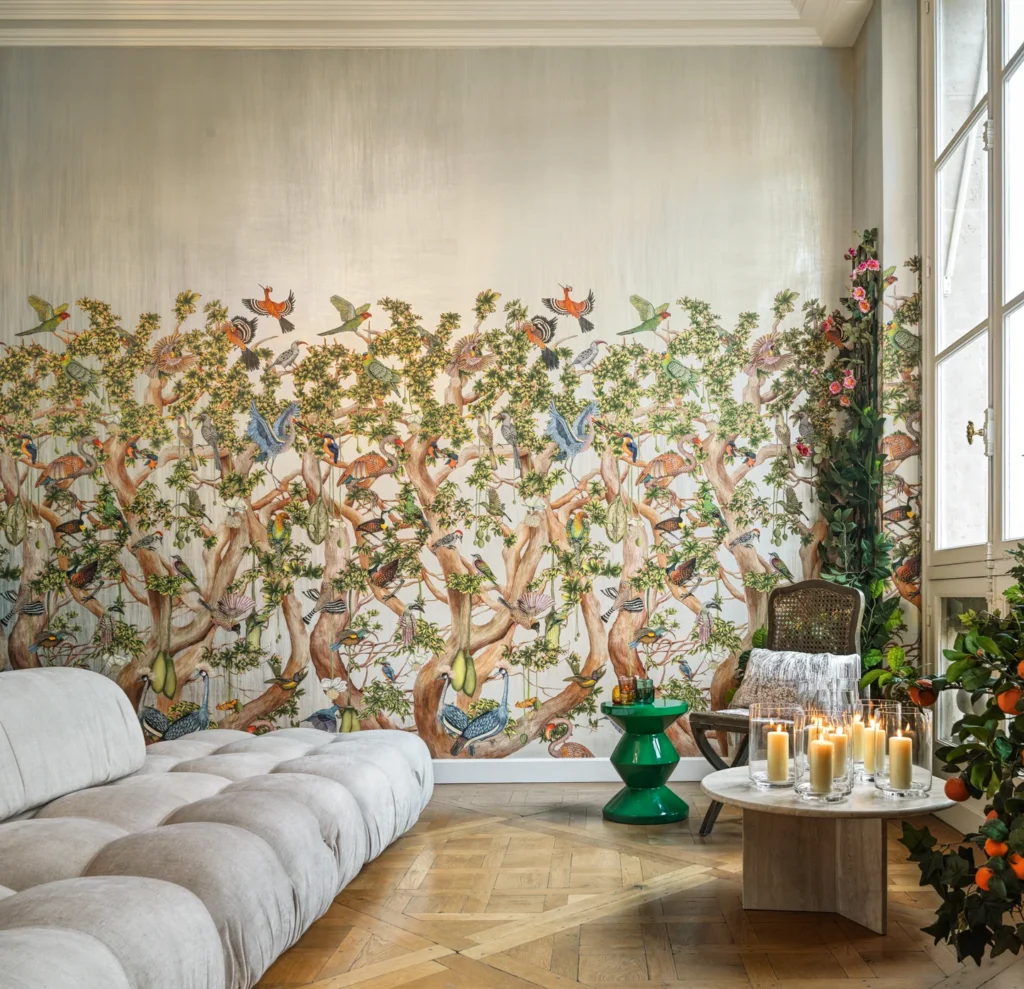 Een luxe design met baobab, flora en fauna, handgeschilderd en rijk aan detail.