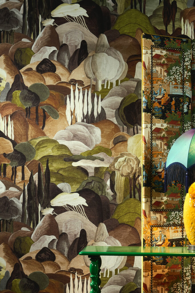 Arte Decors panoramiques Allombra dei cipressi behang in kleur Forest Walk (97501) - Interieur impressie