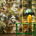 Arte Decors panoramiques Allombra dei cipressi behang in kleur Forest Walk (97501) - Interieur impressie