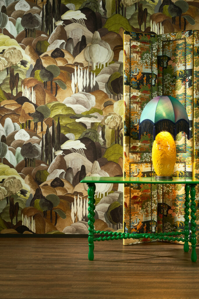 Arte Decors panoramiques Allombra dei cipressi behang in kleur Forest Walk (97501) - Interieur impressie