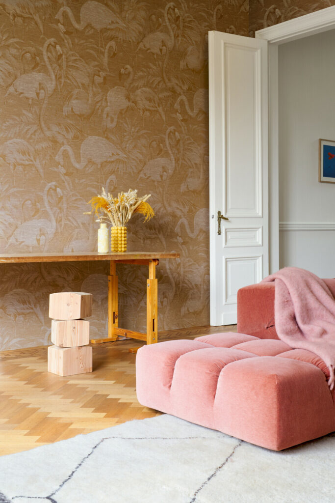 Arte Decors panoramiques Flamencos andinos behang in kleur Marigold (97612) - Interieur impressie