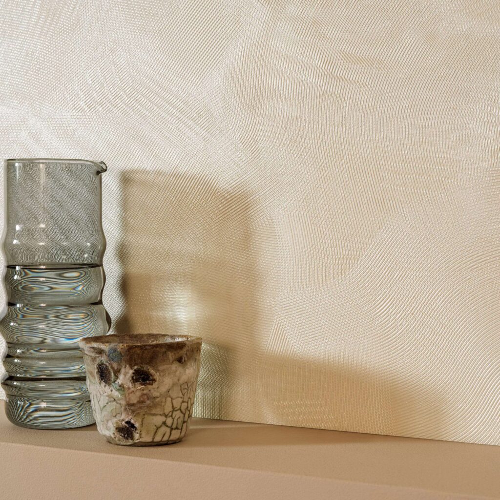 Muur met Luxe wit structuurbehang met beweging van Elitis: Ecume Lithos behang