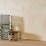 Muur met Luxe wit structuurbehang met beweging van Elitis: Ecume Lithos behang