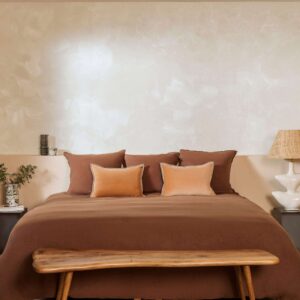 Slaapkamer met Luxe wit structuurbehang met beweging van Elitis: Ecume Lithos behang