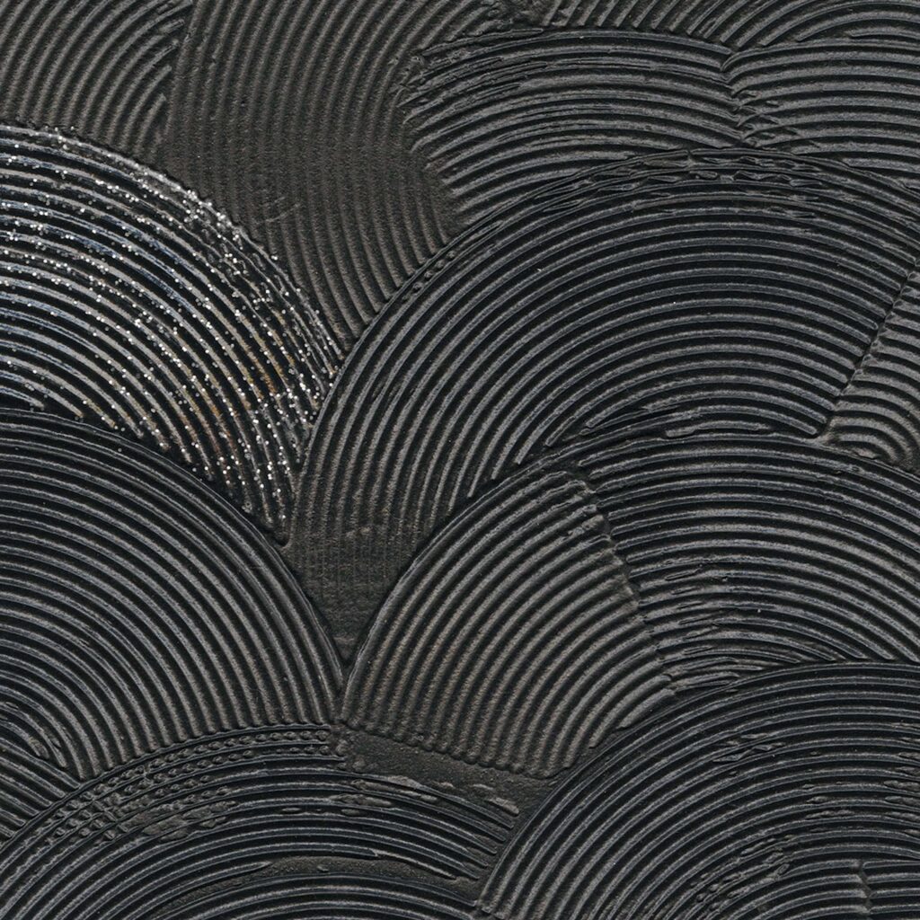 Detail van Behang met schelpmotief van Elitis Ecume Nyx in parelmoer zwart