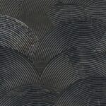 Detail van Behang met schelpmotief van Elitis Ecume Nyx in parelmoer zwart