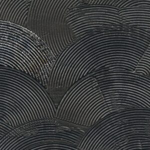 Detail van Behang met schelpmotief van Elitis Ecume Nyx in parelmoer zwart