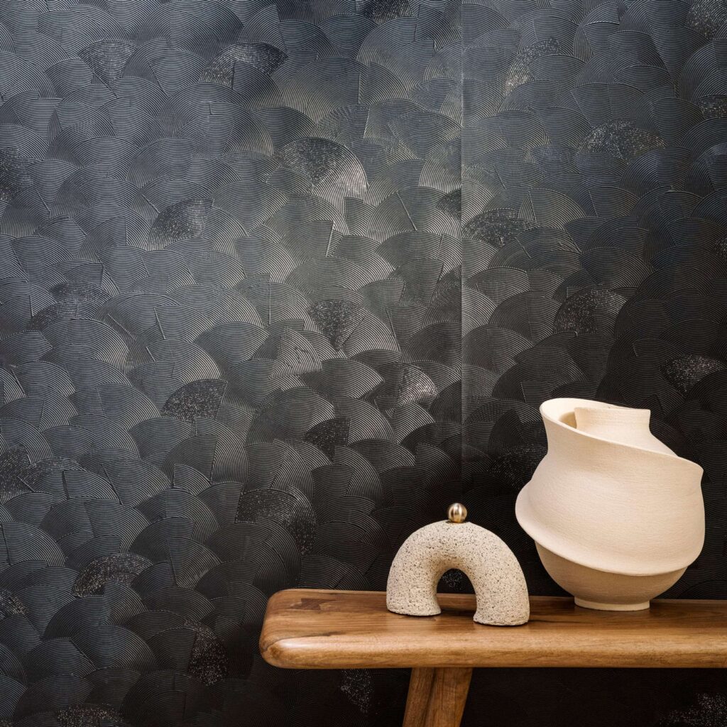 Muur van Behang met schelpmotief van Elitis Ecume Nyx in parelmoer zwart