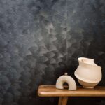 Muur van Behang met schelpmotief van Elitis Ecume Nyx in parelmoer zwart