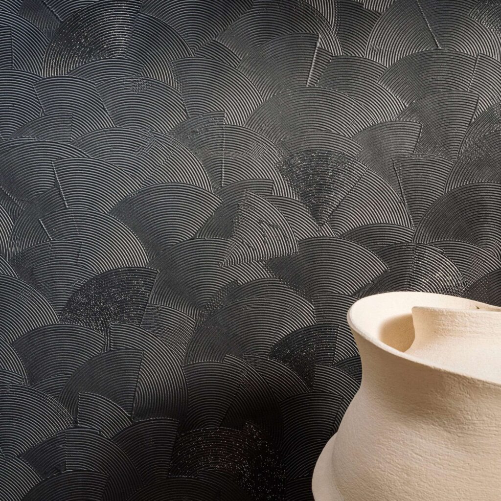 Muur van Behang met schelpmotief van Elitis Ecume Nyx in parelmoer zwart