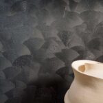 Muur van Behang met schelpmotief van Elitis Ecume Nyx in parelmoer zwart