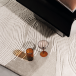 Interieur weergave van gestreept vloerkleed Elitis Hokkaido TA 141-03-05