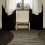 Interieur weergave van langwerpig zwart outdoor vloerkleed met halve cirkels : Elitis-Holiday-Black TA-116-82-04PP