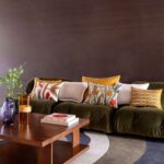 Interieur met gebloemde kussens Elitis kumori-co-274-80-02 in zwart en meerkleurig