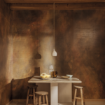 eetkamer wand beplakt met Lanzarote Palazzo panorama behang VP 1032-01 van Elitis, koper metaal wand