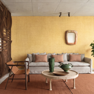 Woonkamer met Geel Madagascar behang van Elitis, behang met een fijne structuur