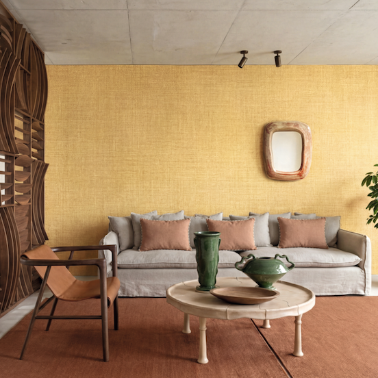 Woonkamer met Geel Madagascar behang van Elitis, behang met een fijne structuur