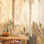 Woonkamer met op de muur La caravelle van Elitis: een meerkleurige voorstelling van een landschap met palmbomen