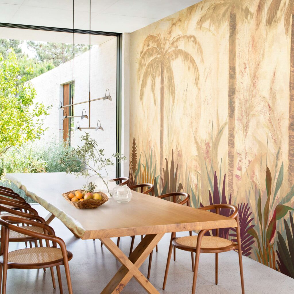 Woonkamer met op de muur La caravelle van Elitis: een meerkleurige voorstelling van een landschap met palmbomen