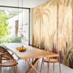 Woonkamer met op de muur La caravelle van Elitis: een meerkleurige voorstelling van een landschap met palmbomen