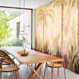 Woonkamer met op de muur La caravelle van Elitis: een meerkleurige voorstelling van een landschap met palmbomen