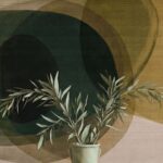 Woonkamer met op de muur Ova Prima van Elitis: een panorama met bewegende cirkels in groen en beige