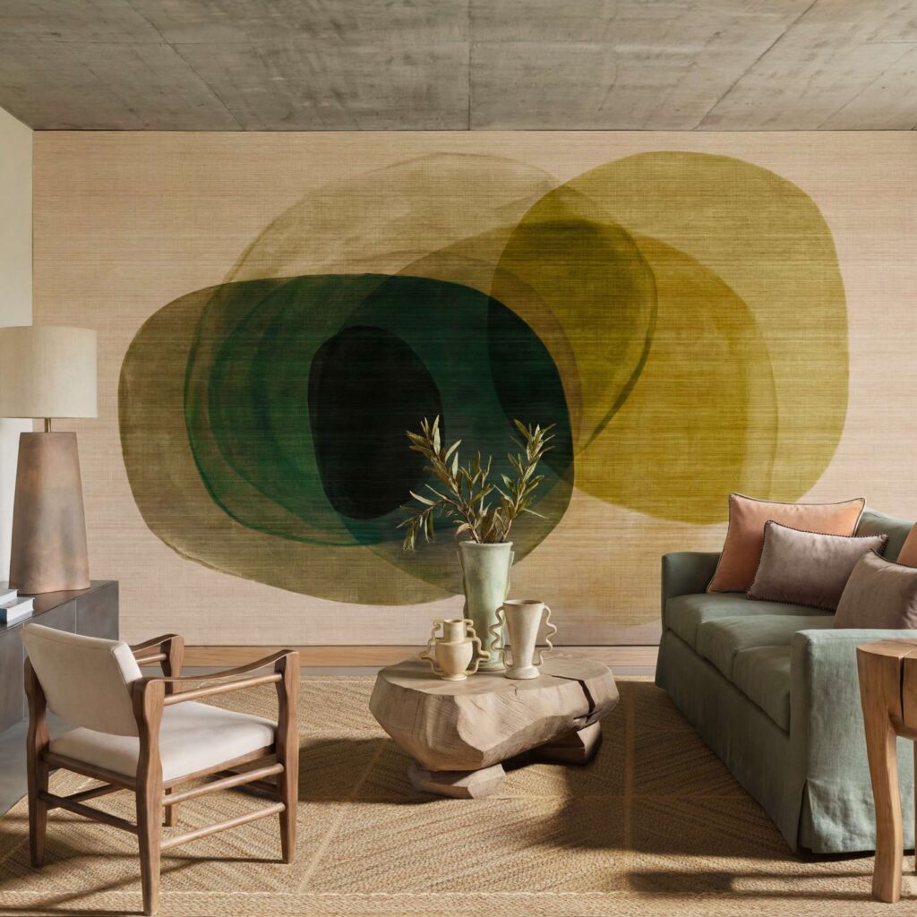 Woonkamer met op de muur Ova Prima van Elitis: een panorama met bewegende cirkels in groen en beige