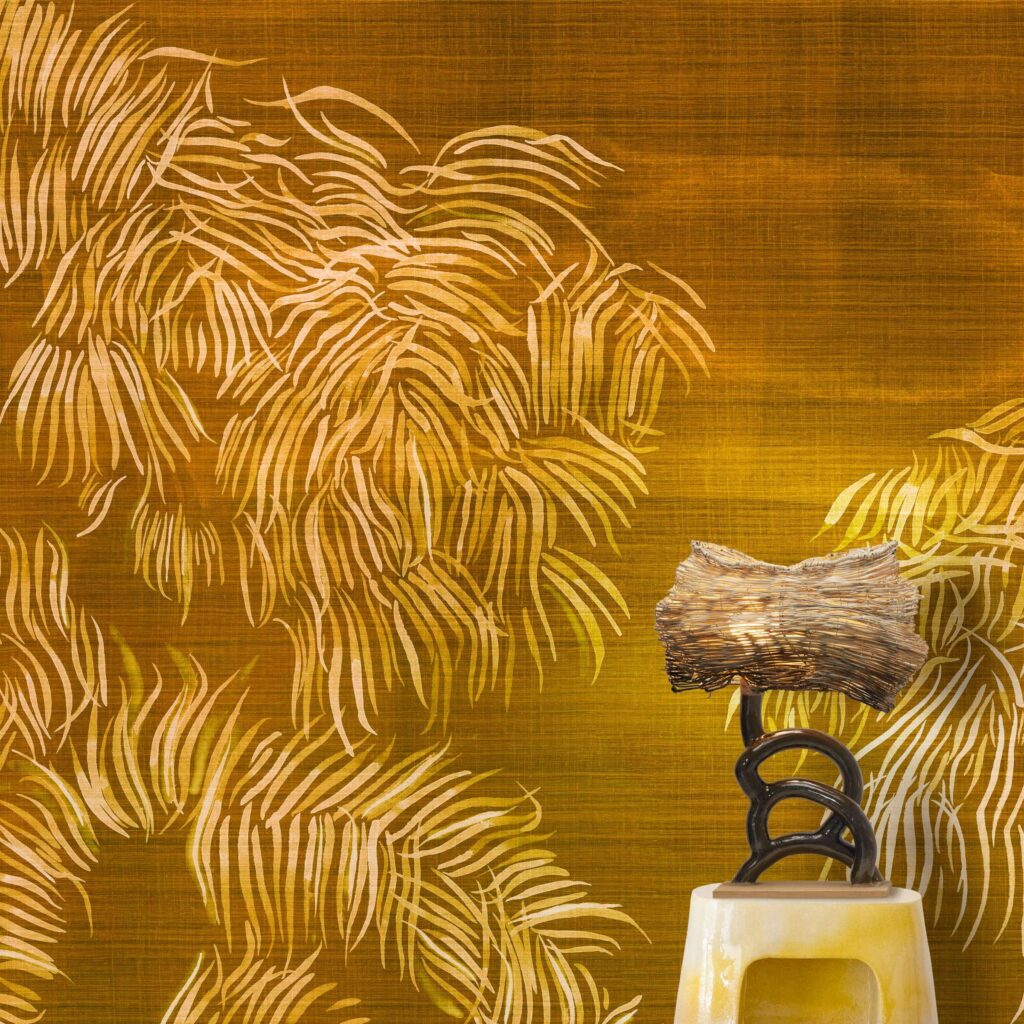 Woonkamer met op de muur Nosara van Elitis: een goudkleurige voorstelling van een landschap