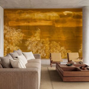 Woonkamer met op de muur Nosara van Elitis: een goudkleurige voorstelling van een landschap