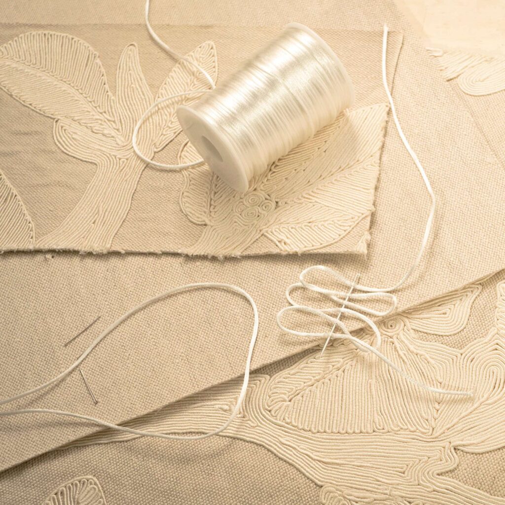 Panorama behang met een handgeborduurde boom in linnen: Eitis Asvata RM 1114-02