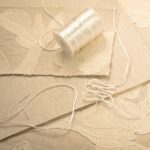 Panorama behang met een handgeborduurde boom in linnen: Eitis Asvata RM 1114-02